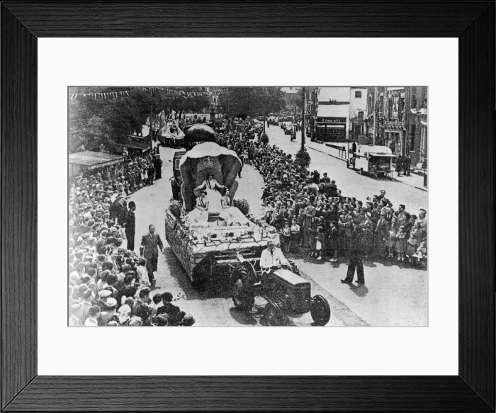 Framed Print : Coventrys Coronation Carnival procession with the main tableau carrying the carnival Framed Print : Coventrys Coronation Carnival procession with the main tableau carrying the carnival