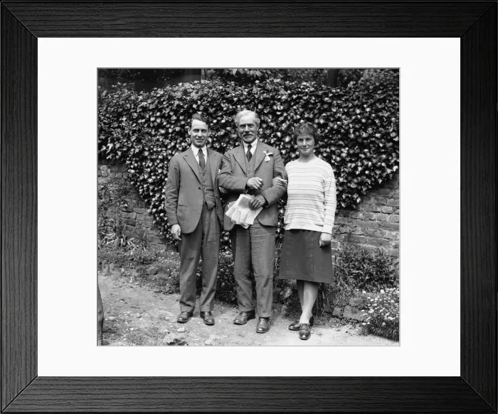 Framed Print : Ramsay MacDonald seen here in the garden of his home at 103 Frognal Lodge, Hampstead Framed Print : Ramsay MacDonald seen here in the garden of his home at 103 Frognal Lodge, Hampstead