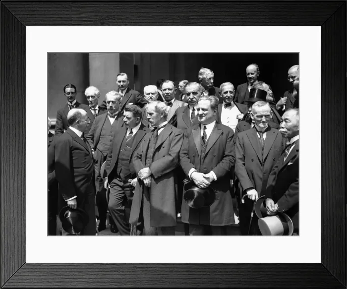 Framed Print : Labour Ministers outside Buckingham Palace following the formation of the first Labour