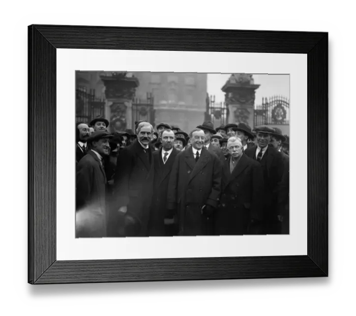 Framed Print : Labour Ministers outside Buckingham Palace following the formation of the first Labour Framed Print : Labour Ministers outside Buckingham Palace following the formation of the first Labour