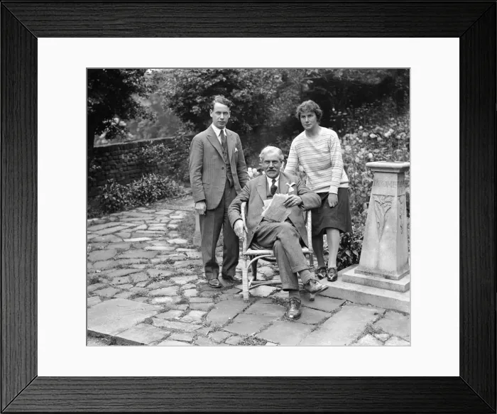Framed Print : Ramsay MacDonald seen here in the garden of his home at 103 Frognal Lodge, Hampstead Framed Print : Ramsay MacDonald seen here in the garden of his home at 103 Frognal Lodge, Hampstead