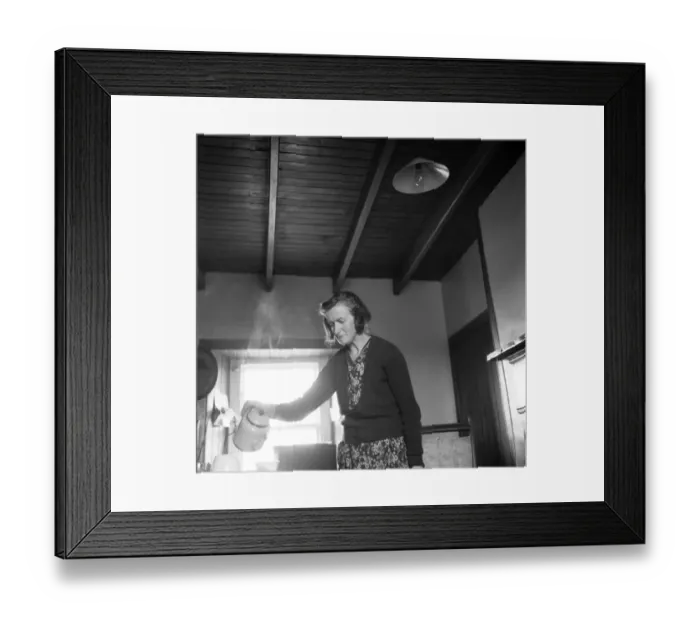 Framed Print : Violet Rosie, a. k. a. The Silent Woman of Swona, pictured at home in cottage, making tea