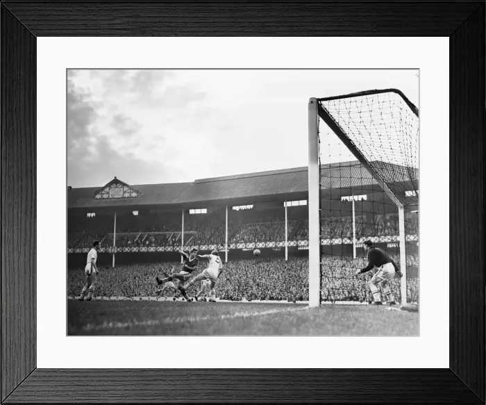 Framed Print : English League Division One match at Goodison Park. Everton 3 v Leeds United 2