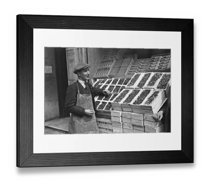 Framed Print : Day in the life of Covent Garden Market Cirica 1948 A fruit salesman is