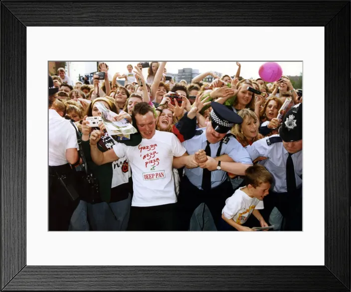 Framed Print : Footballer Paul Gascoigne - Gazza Paul Gascoigne opens the Deep Pan Pizza Framed Print : Footballer Paul Gascoigne - Gazza Paul Gascoigne opens the Deep Pan Pizza