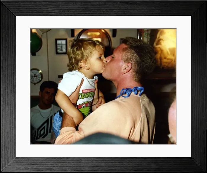 Framed Print : Footballer Paul Gascoigne - Gazza Paul Gascoigne opens the Deep Pan Pizza Framed Print : Footballer Paul Gascoigne - Gazza Paul Gascoigne opens the Deep Pan Pizza