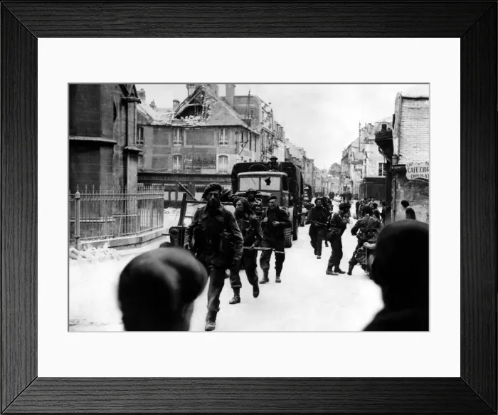Framed Print : World War Two - Second World War - British troops (paratroops Framed Print : World War Two - Second World War - British troops (paratroops