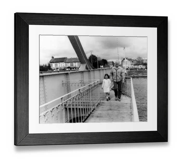 Framed Print : World War Two - Second World War - Joe Carr, from West Moor with his granddaughter