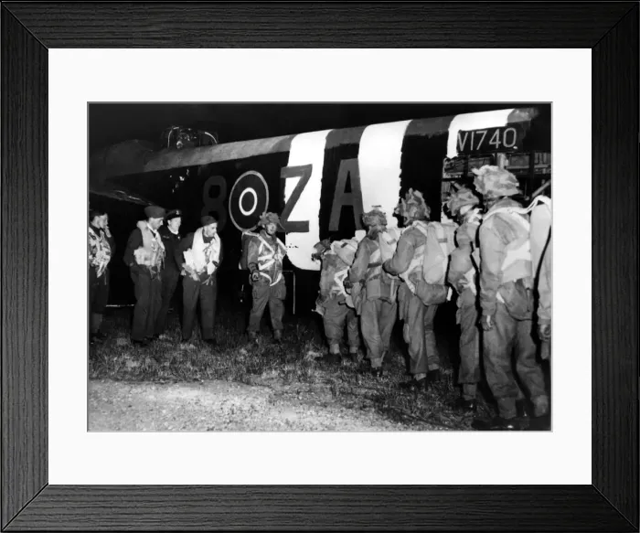 Framed Print : World War Two - Second World War - British paratroopers Framed Print : World War Two - Second World War - British paratroopers