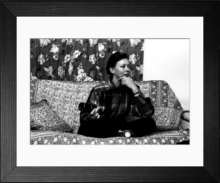 Framed Print : Actress Jenny Agutter during an interview about her forthcoming photography exhibition Framed Print : Actress Jenny Agutter during an interview about her forthcoming photography exhibition