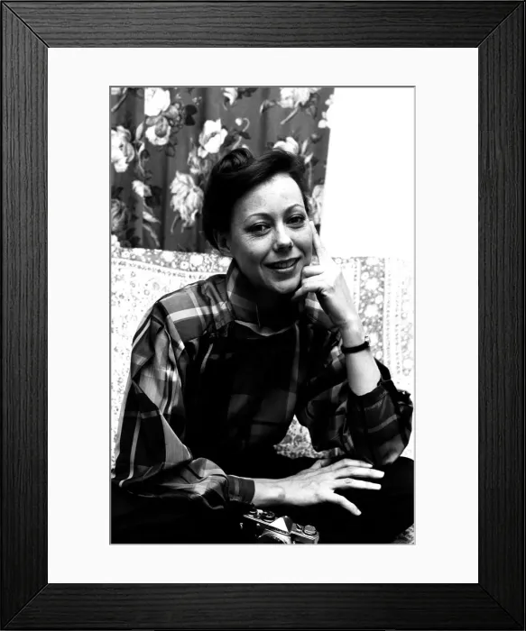 Framed Print : Actress Jenny Agutter during an interview about her forthcoming photography exhibition Framed Print : Actress Jenny Agutter during an interview about her forthcoming photography exhibition