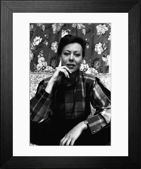 Framed Print : Actress Jenny Agutter during an interview about her forthcoming photography exhibition Framed Print : Actress Jenny Agutter during an interview about her forthcoming photography exhibition