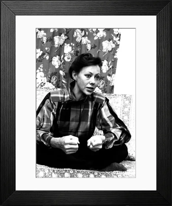 Framed Print : Actress Jenny Agutter during an interview about her forthcoming photography exhibition Framed Print : Actress Jenny Agutter during an interview about her forthcoming photography exhibition