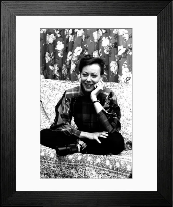 Framed Print : Actress Jenny Agutter during an interview about her forthcoming photography exhibition Framed Print : Actress Jenny Agutter during an interview about her forthcoming photography exhibition