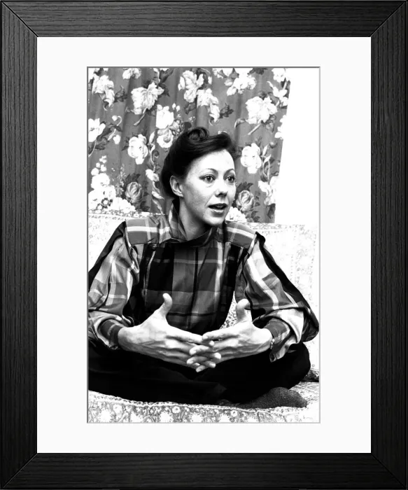 Framed Print : Actress Jenny Agutter during an interview about her forthcoming photography exhibition Framed Print : Actress Jenny Agutter during an interview about her forthcoming photography exhibition