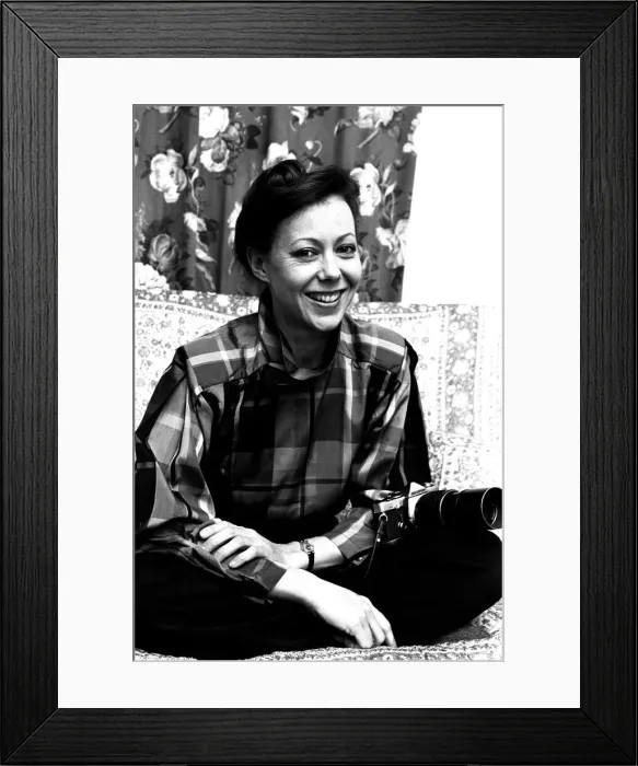 Framed Print : Actress Jenny Agutter during an interview about her forthcoming photography exhibition Framed Print : Actress Jenny Agutter during an interview about her forthcoming photography exhibition