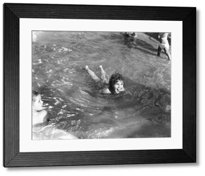 Framed Print : Oasis Pool, Holborn in a heatwave. 5th September 1949 Framed Print : Oasis Pool, Holborn in a heatwave. 5th September 1949