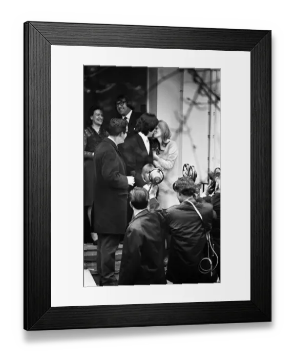 Framed Print : Civil Wedding of Paul McCartney & Linda Eastman, Marylebone Register Office, London