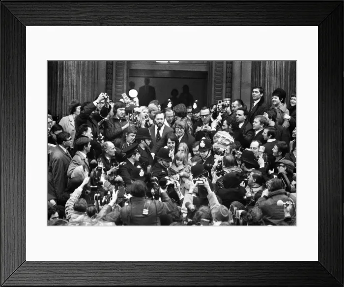 Framed Print : Civil Wedding of Paul McCartney & Linda Eastman, Marylebone Register Office, London Framed Print : Civil Wedding of Paul McCartney & Linda Eastman, Marylebone Register Office, London