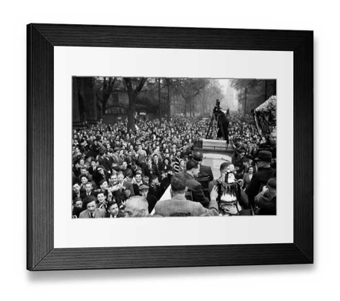 Framed Print : The Derby County team return home with the FA Cup trophy following their victory over Framed Print : The Derby County team return home with the FA Cup trophy following their victory over