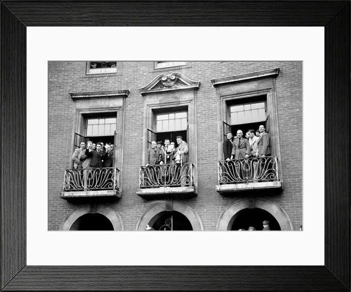 Framed Print : The Derby County team return home with the FA Cup trophy following their victory over Framed Print : The Derby County team return home with the FA Cup trophy following their victory over