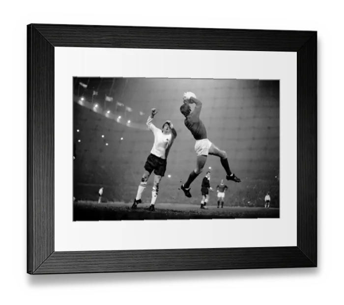 Framed Print : Manchester Utd v Derby County. United goalkeeper Alec Stepney gathers the ball Framed Print : Manchester Utd v Derby County. United goalkeeper Alec Stepney gathers the ball
