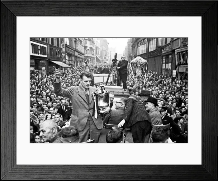 Framed Print : The Derby County team return home with the FA Cup trophy following their victory over Framed Print : The Derby County team return home with the FA Cup trophy following their victory over