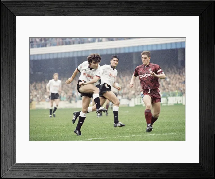 Framed Print : Derby County footballer Dean Saunders shoots for goal during his side Framed Print : Derby County footballer Dean Saunders shoots for goal during his side
