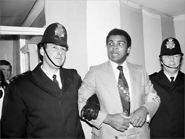 Muhammad Ali under friendly arrest of two London Police officers who were at the training