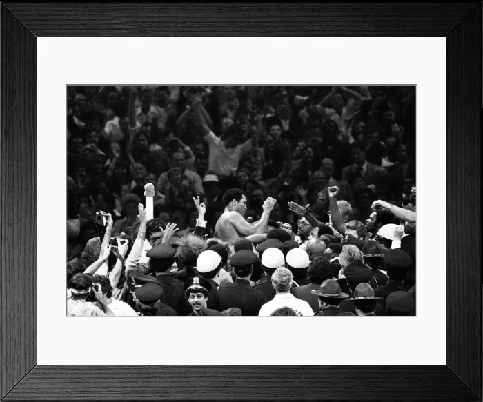 Framed Print : Muhammad Alis second match with Leon Spinks, at the Louisiana Superdome on September