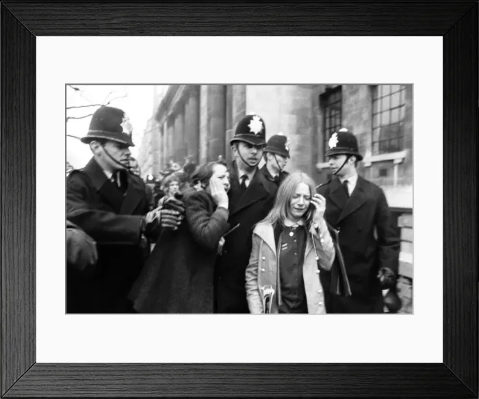 Framed Print : Civil Wedding of Paul McCartney & Linda Eastman, Marylebone Register Office, London Framed Print : Civil Wedding of Paul McCartney & Linda Eastman, Marylebone Register Office, London