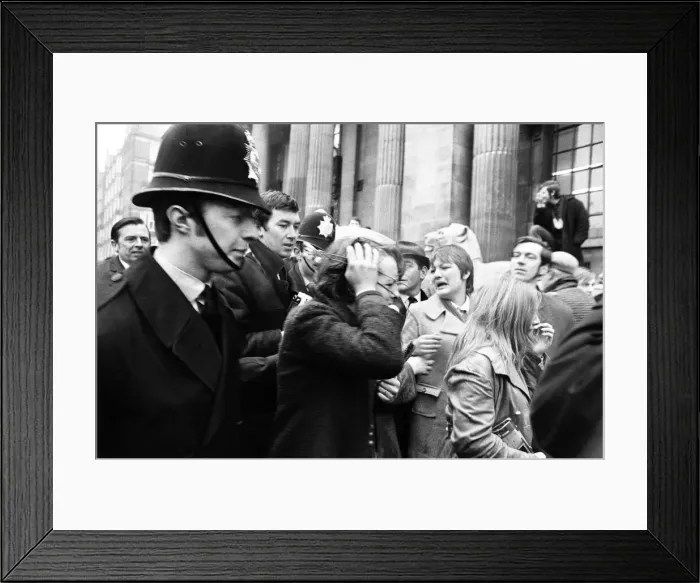 Framed Print : Civil Wedding of Paul McCartney & Linda Eastman, Marylebone Register Office, London Framed Print : Civil Wedding of Paul McCartney & Linda Eastman, Marylebone Register Office, London