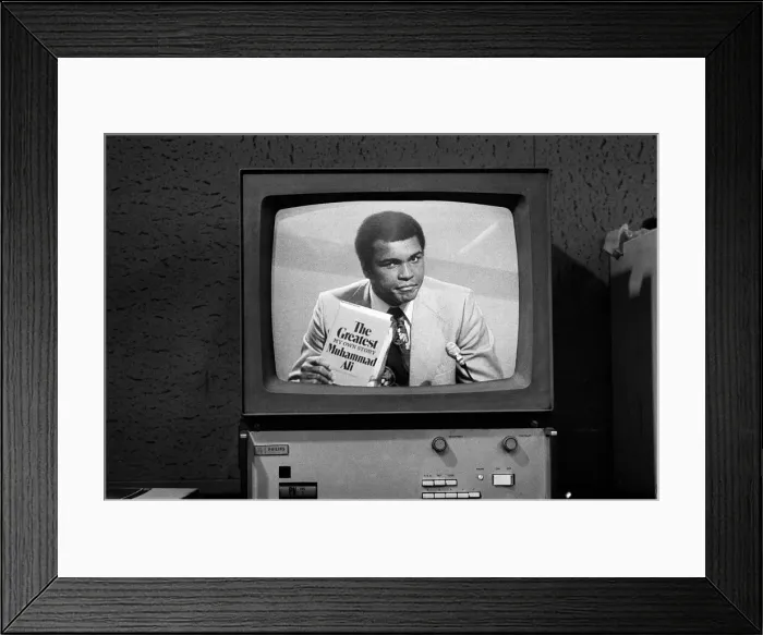 Framed Print : Muhammad Ali doing a commercial for the Daily Mirror March 1976 Framed Print : Muhammad Ali doing a commercial for the Daily Mirror March 1976