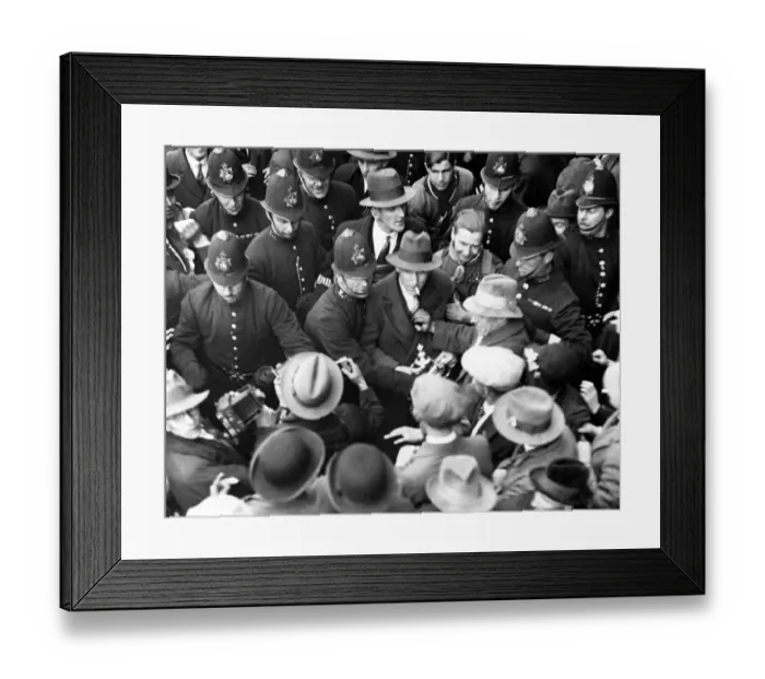 Framed Print : FA Cup Final at Wembley Stadium. Cardiff City 1 v Arsenal 0 Framed Print : FA Cup Final at Wembley Stadium. Cardiff City 1 v Arsenal 0
