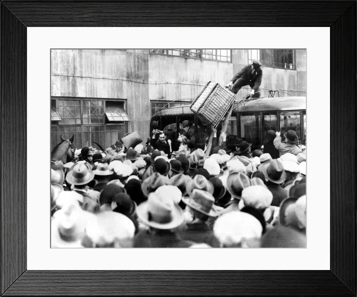 Framed Print : FA Cup Final at Wembley Stadium. Cardiff City 1 v Arsenal 0 Framed Print : FA Cup Final at Wembley Stadium. Cardiff City 1 v Arsenal 0