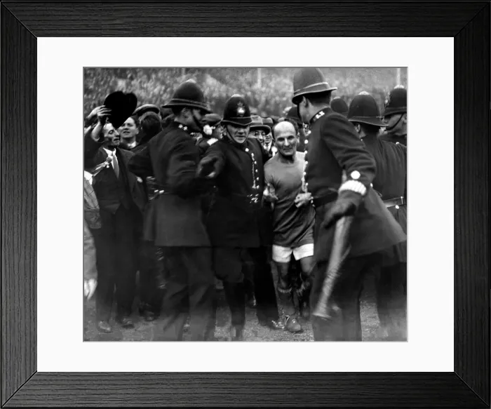Framed Print : FA Cup Final at Wembley Stadium. Cardiff City 1 v Arsenal 0 Framed Print : FA Cup Final at Wembley Stadium. Cardiff City 1 v Arsenal 0