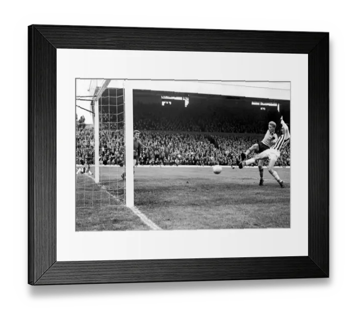 Framed Print : English League Division One match at the Hawthorns. West Bromwich Albion 5 v Framed Print : English League Division One match at the Hawthorns. West Bromwich Albion 5 v