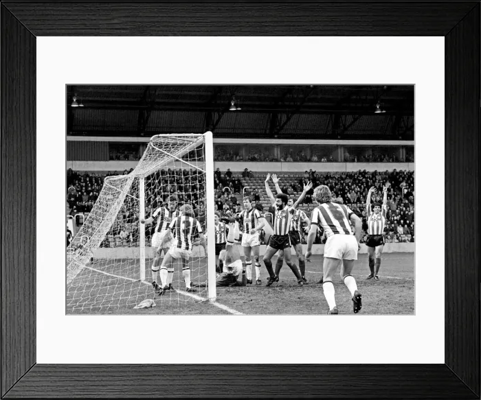 Framed Print : English League Division One match at The Hawthorns West Bromwich Albion 1 v Stoke Framed Print : English League Division One match at The Hawthorns West Bromwich Albion 1 v Stoke