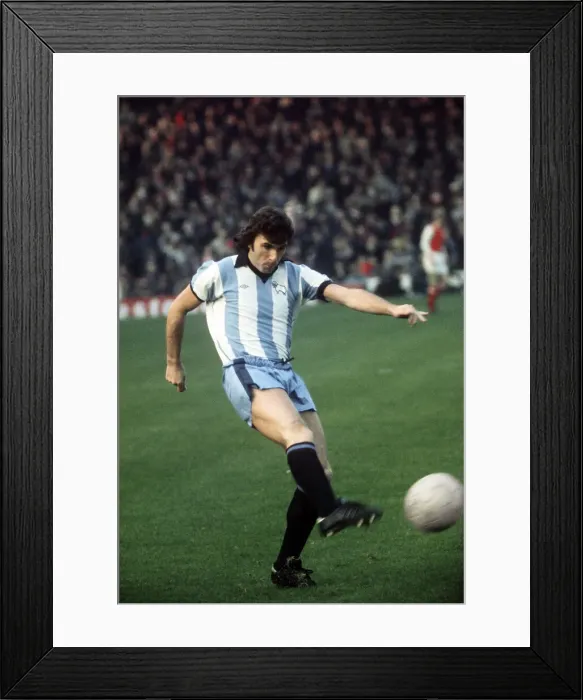 Framed Print : Kevin Hector of Derby County before his sides league match against Arsenal Framed Print : Kevin Hector of Derby County before his sides league match against Arsenal