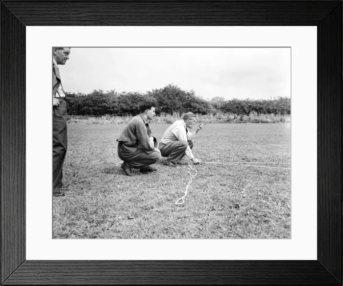 Framed Print : New Derby County manager Harry Storey (centre) with new player at the club Framed Print : New Derby County manager Harry Storey (centre) with new player at the club