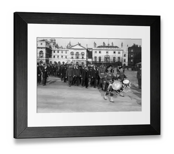 Framed Print : Following a Zeppelin raid on London and the Eastern Counties in which one hundred Framed Print : Following a Zeppelin raid on London and the Eastern Counties in which one hundred