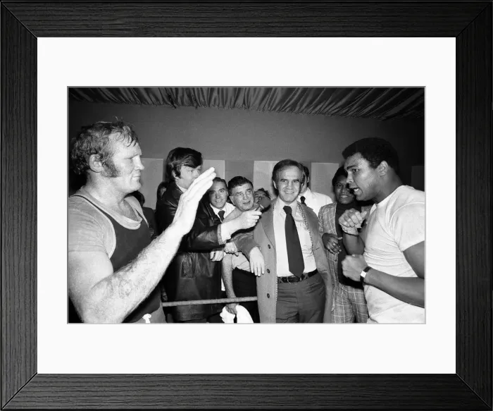 Framed Print : Muhammad Ali met future opponent British Heavy Weight Richard Dunn at the training camp Framed Print : Muhammad Ali met future opponent British Heavy Weight Richard Dunn at the training camp