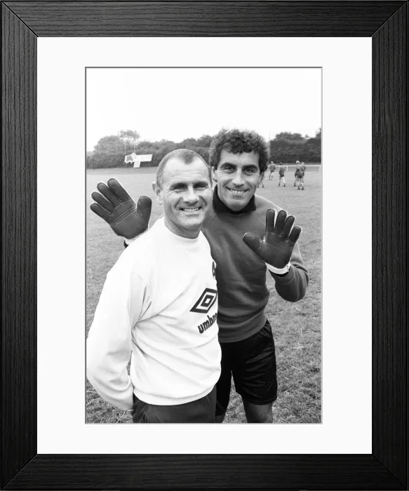 Framed Print : Derby County manager Arthur Cox with new signing Peter Shilton. 22nd July 1987