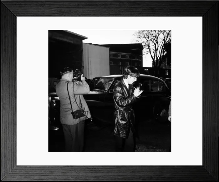 Framed Print : George Harrison, pictured signing autograph ahead of rearranged Concert at the ABC Framed Print : George Harrison, pictured signing autograph ahead of rearranged Concert at the ABC