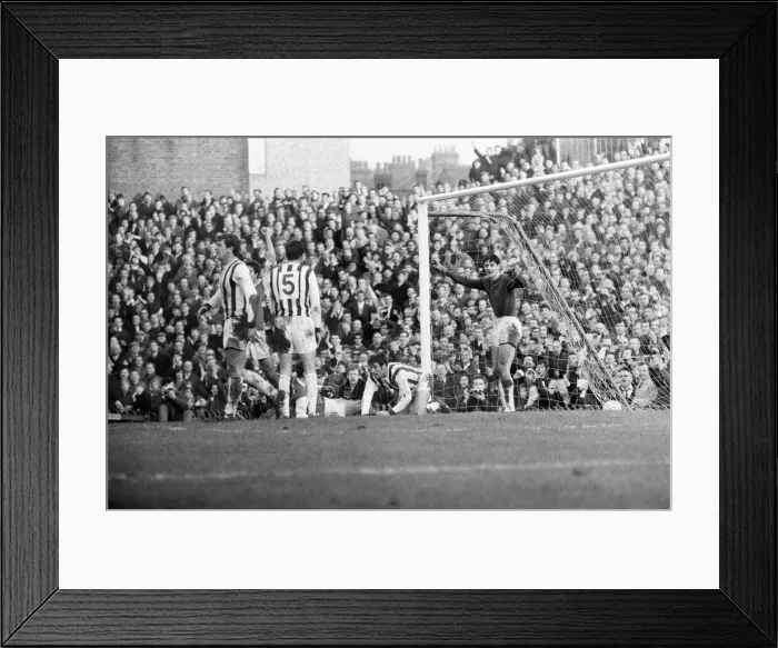 Framed Print : English League Division One match at Highbury. Arsenal 2 v West Bromwich Albion 0
