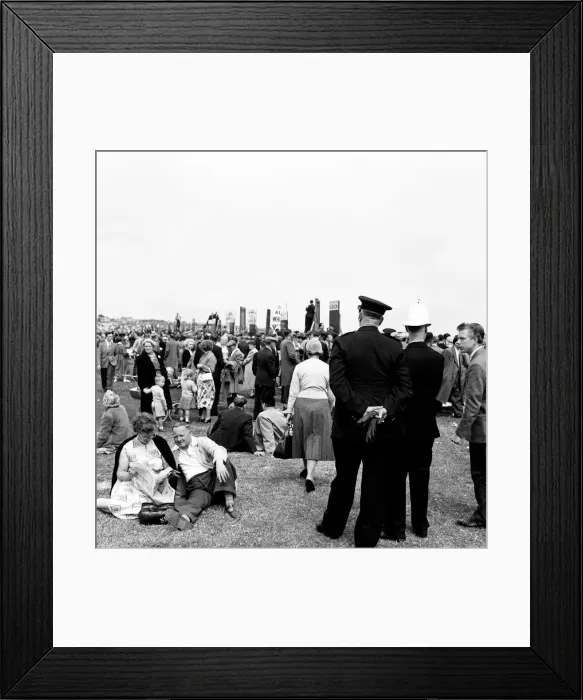 Framed Print : Bookmakers at Brighton racecourse, 2nd July 1957 Framed Print : Bookmakers at Brighton racecourse, 2nd July 1957
