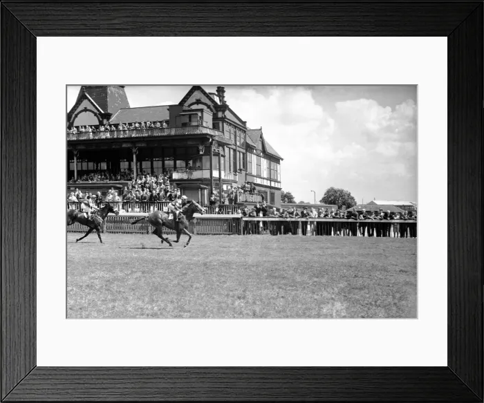 Framed Print : Horseracing action at Castle Irwell, Manchester, 13th July 1960 Framed Print : Horseracing action at Castle Irwell, Manchester, 13th July 1960