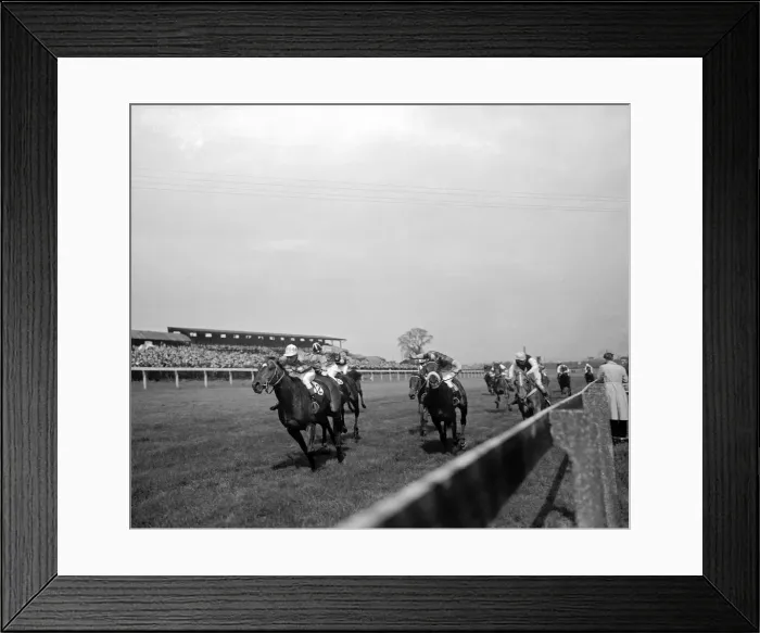 Framed Print : Horseracing action at Alexandra Park, 12th April 1960