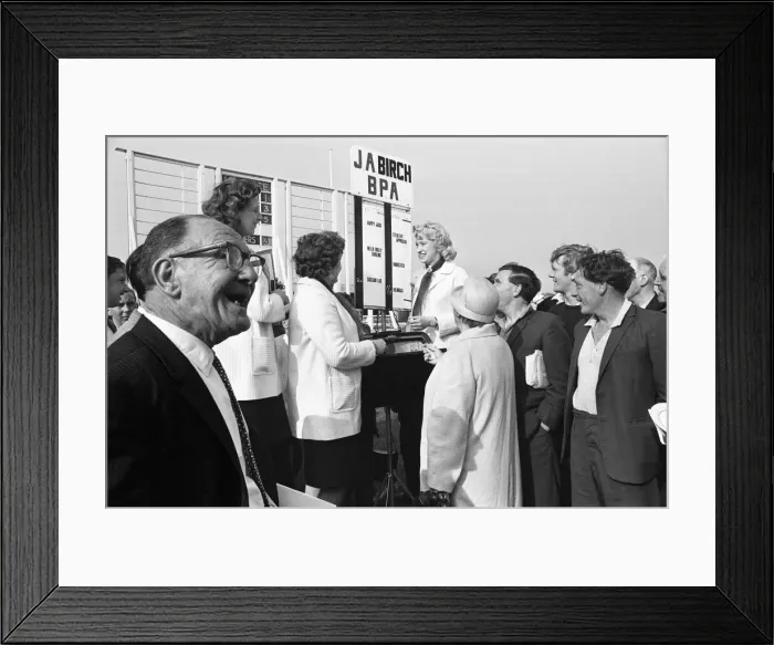 Framed Print : Lady bookmakers at Uttoxeter. 15th June 1967 Framed Print : Lady bookmakers at Uttoxeter. 15th June 1967