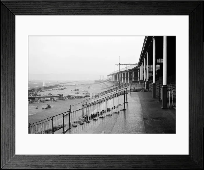 Framed Print : General view of Manchester racecourse before the last race held there the goodbye